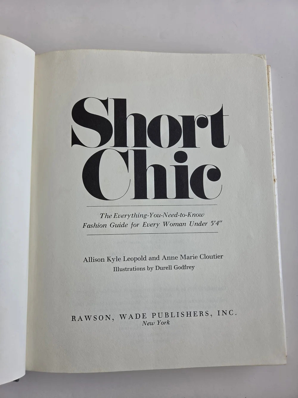 Short Chic by Allison Kyle Leopold & Ann Marie Cloutier – Hardcover
